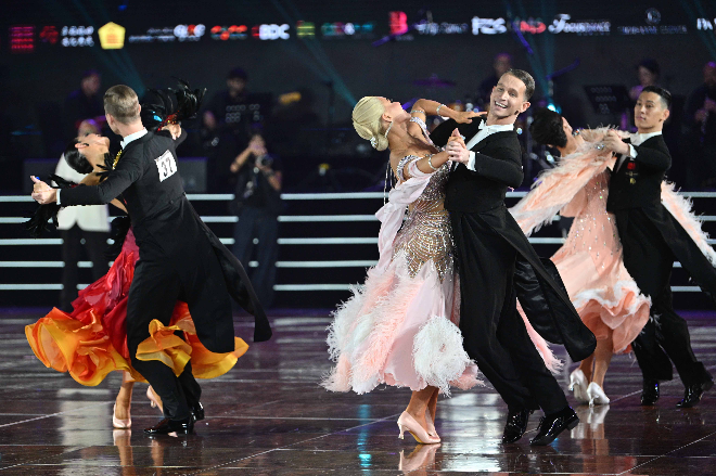 赛场舞技风格独特展示忠诚价值观 赛场舞技风格独特展示忠诚价值观