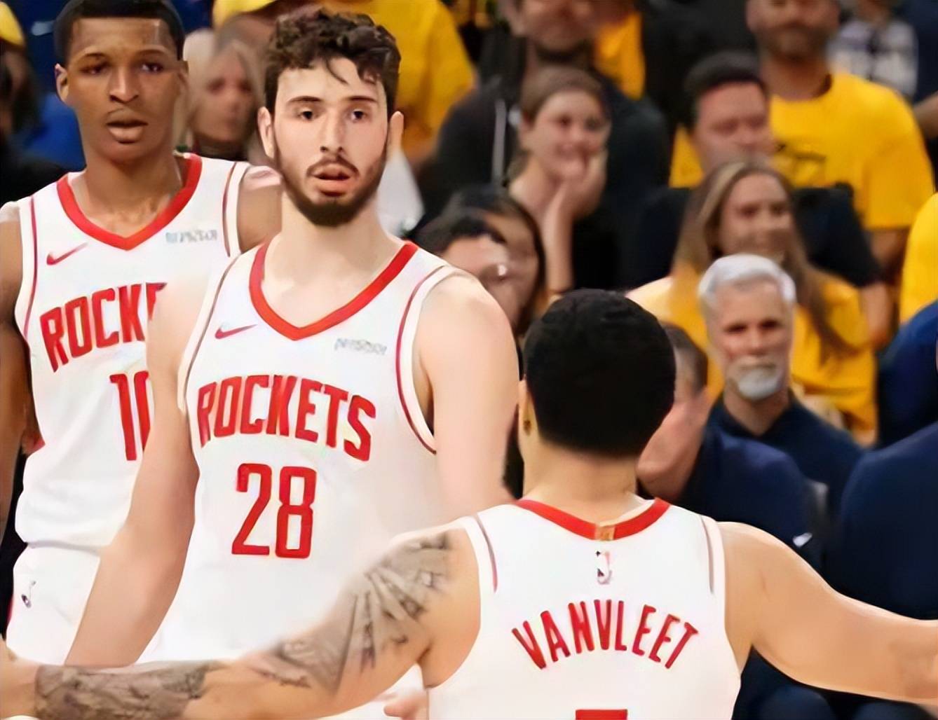 半岛体育app-篮球联赛季后赛激战正酣，胜负未分高潮迭起的简单介绍