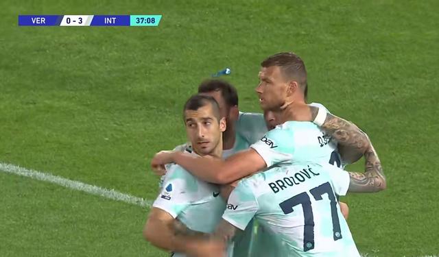 包含蓝黑军团突破对手防线，豪取胜利领先积分榜的词条