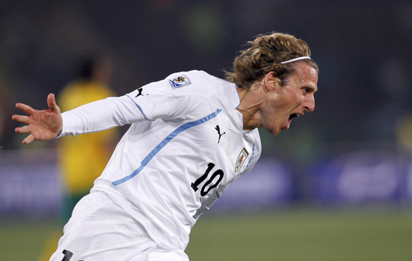 半岛体育新闻-乌拉圭中锋梅开二度，带领球队取胜