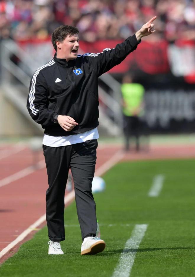 柏林赫塔主帅因病缺席比赛,球员备战艰难 柏林赫塔主帅因病缺席比赛,球员备战艰难