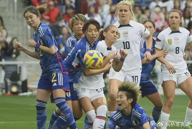 关于月光下的女足赛场上演一幕幕精彩对决，球员表现抢眼的信息