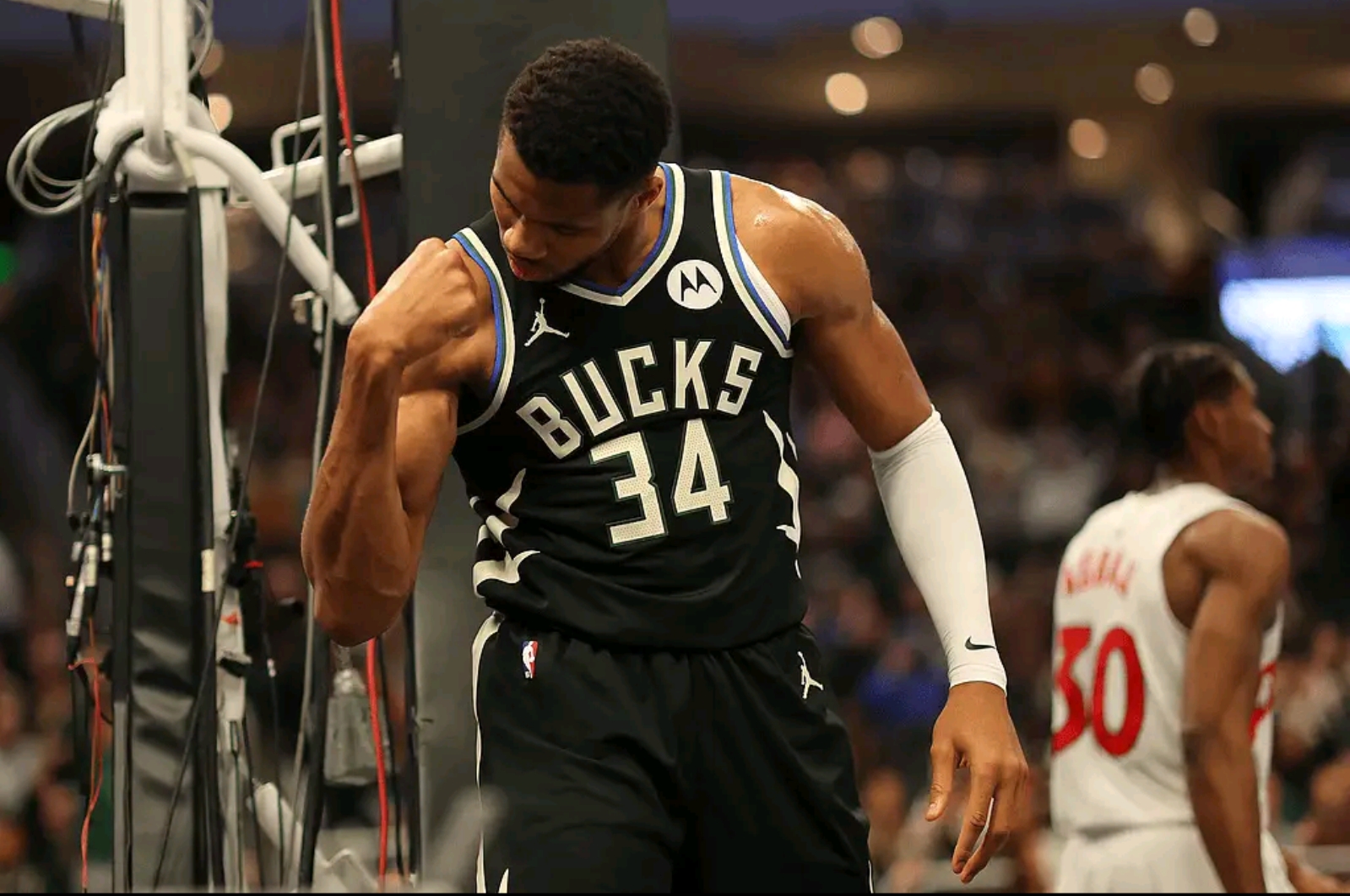 活塞队逆转战胜雷霆队完成绝杀