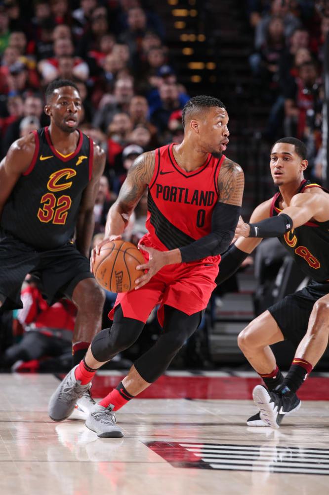 包含摩斯队遭遇两连败，排名下滑明显的词条