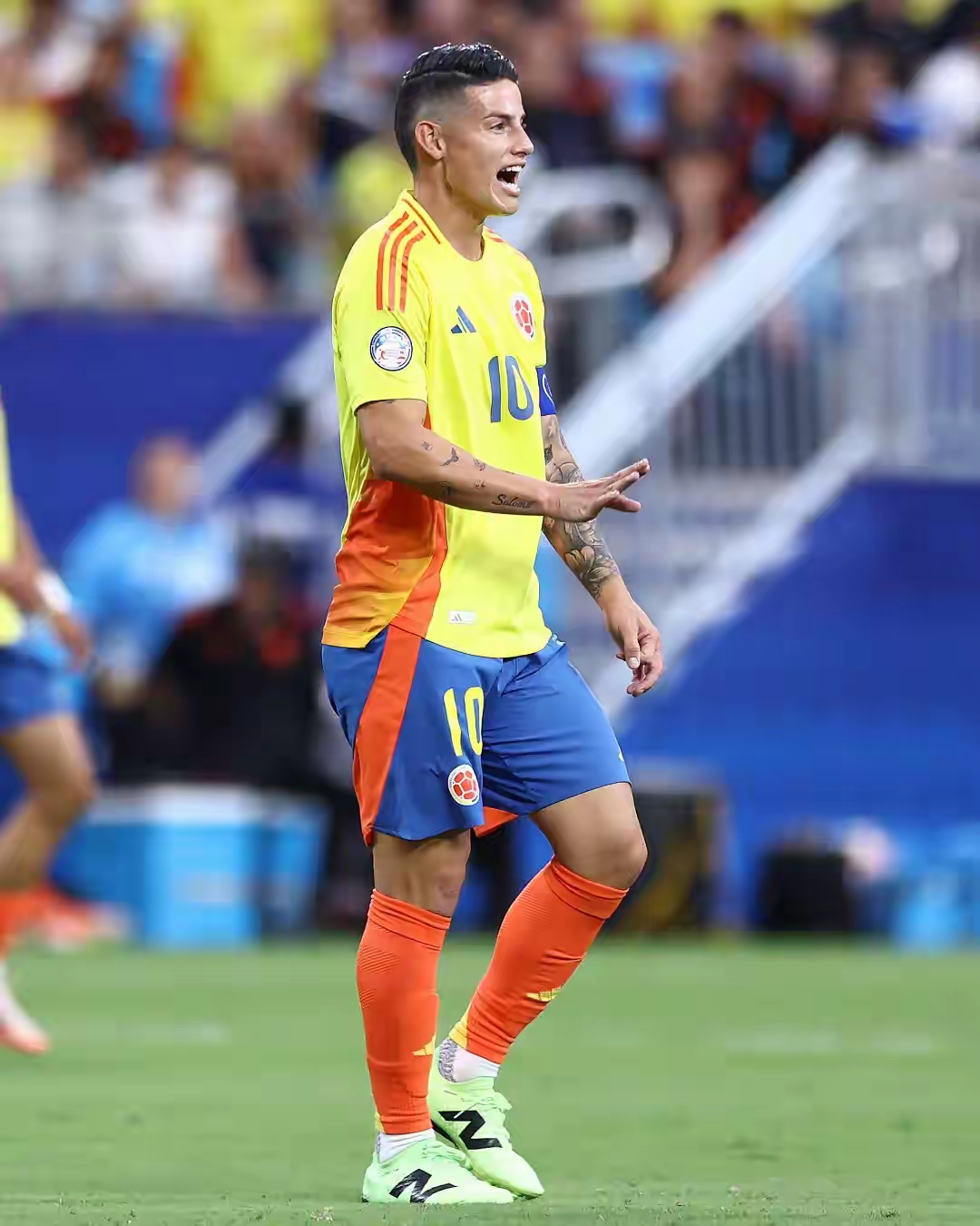 哥伦比亚球员传射破门，帮助球队取胜