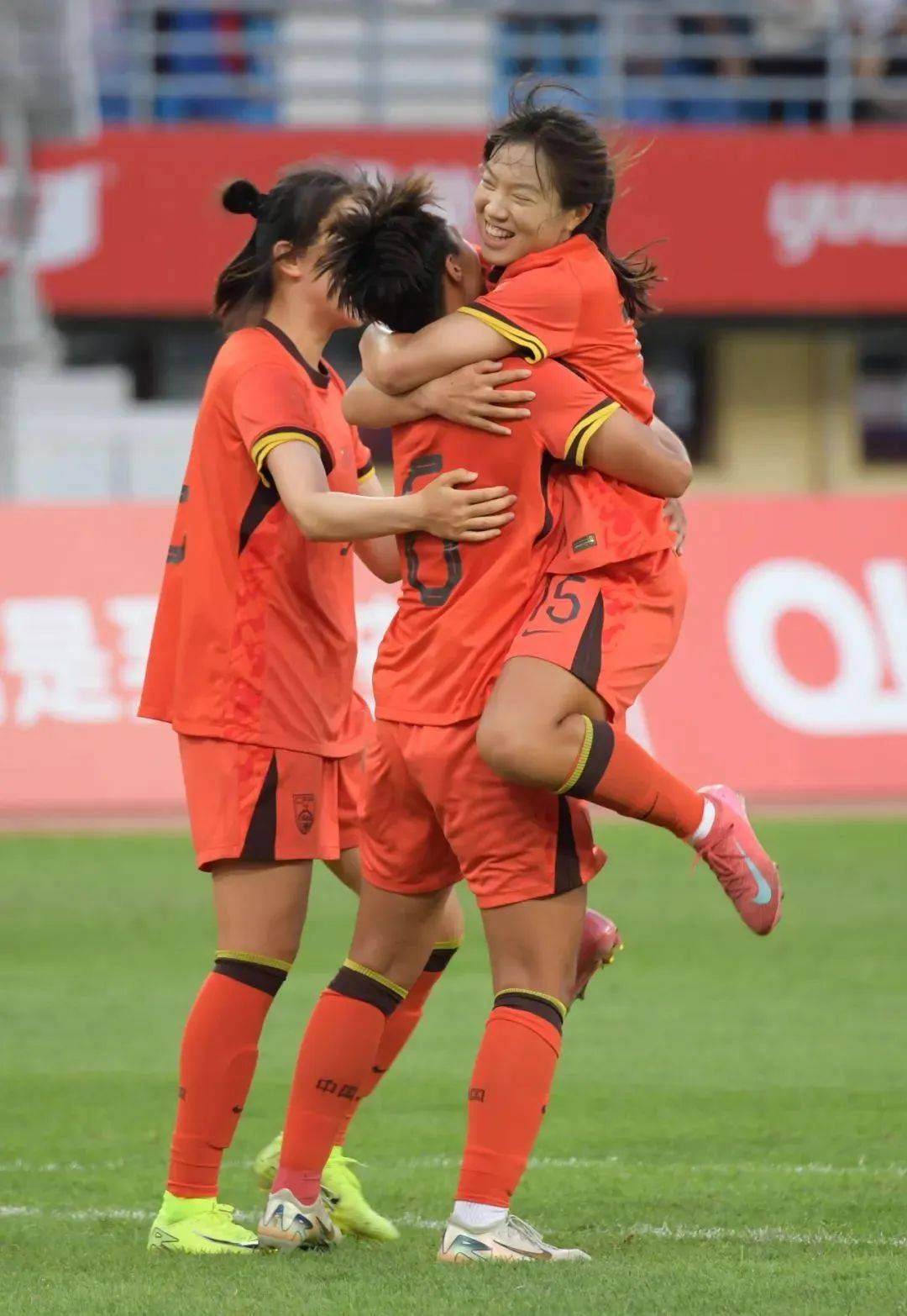 女足比赛中出现精彩瞬间,球迷沸腾 女足比赛中出现精彩瞬间,球迷沸腾