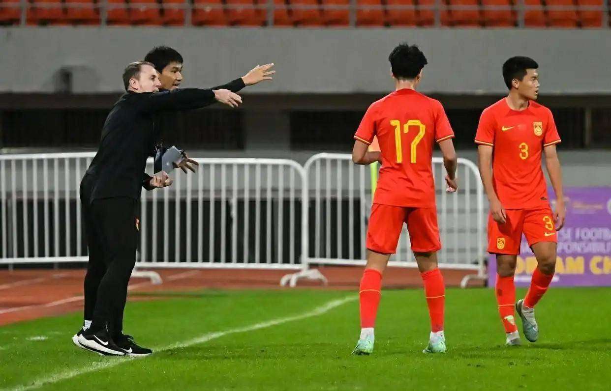 临时主帅赛场指挥出色，率队取得胜利