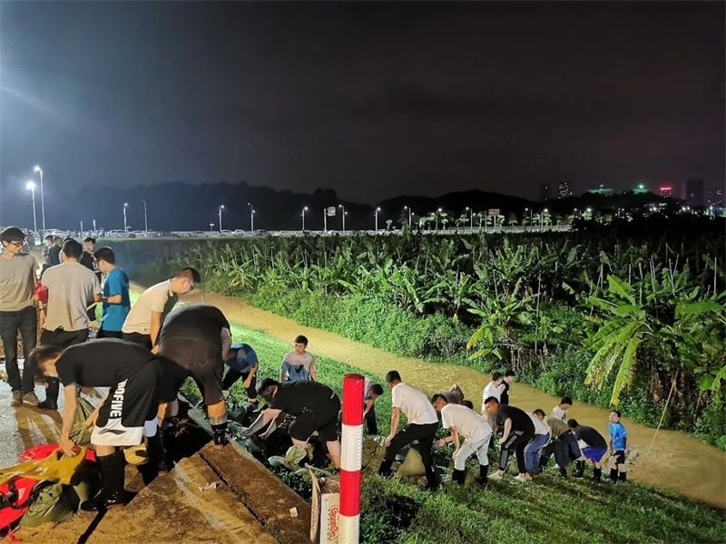 马赛后防线严密封堵对手破门路线