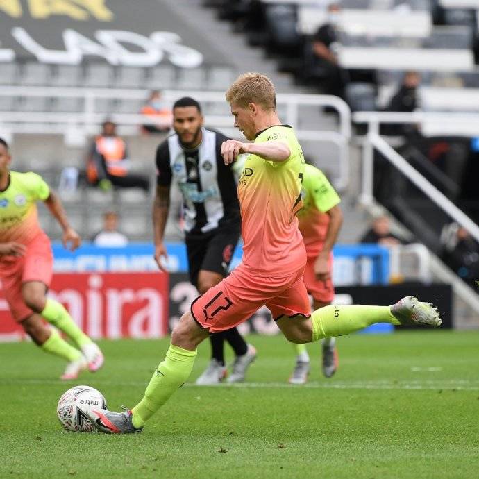 马赛后防线严密封堵对手破门路线