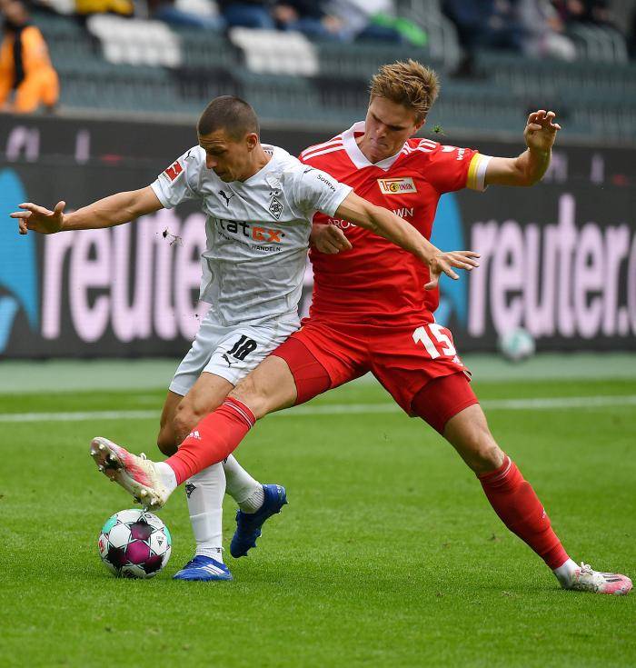 包含门兴格拉德巴赫战胜柏林联合，保持领先优势的词条